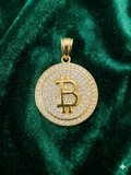 Medallón de Bitcoin con Cristales Brillantes